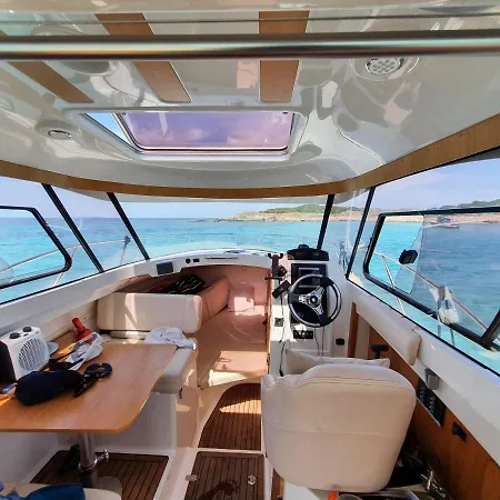 Nuit Insolite Sur Un Bateau * Saint-Florent (Corsica)